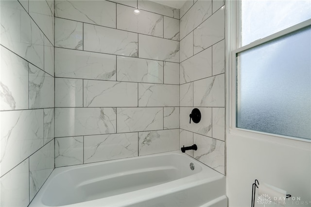 bathroom with tiled shower / bath