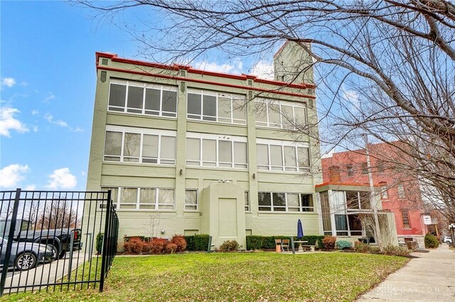 view of front of home featuring a front lawn