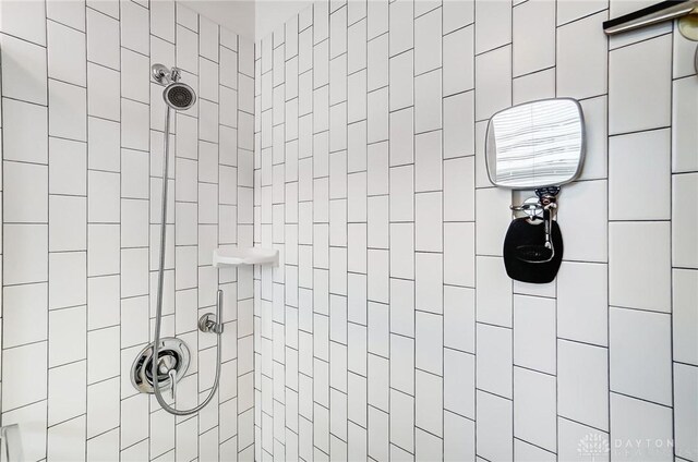 bathroom featuring a tile shower