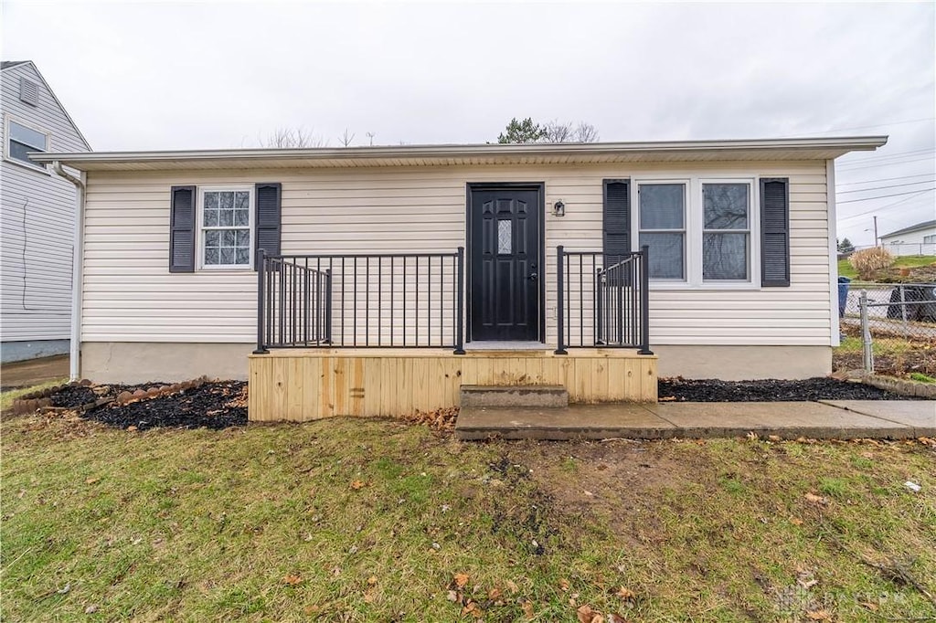 view of front of property featuring a front yard and fence