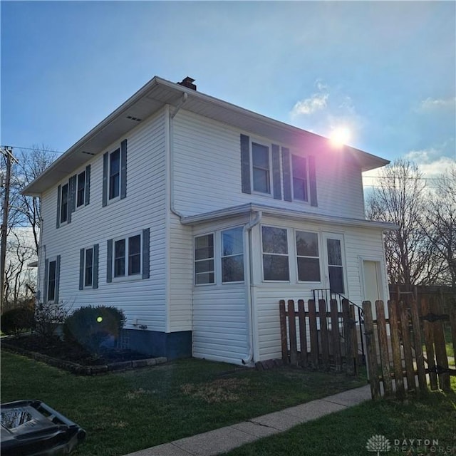 view of front of house featuring a front lawn