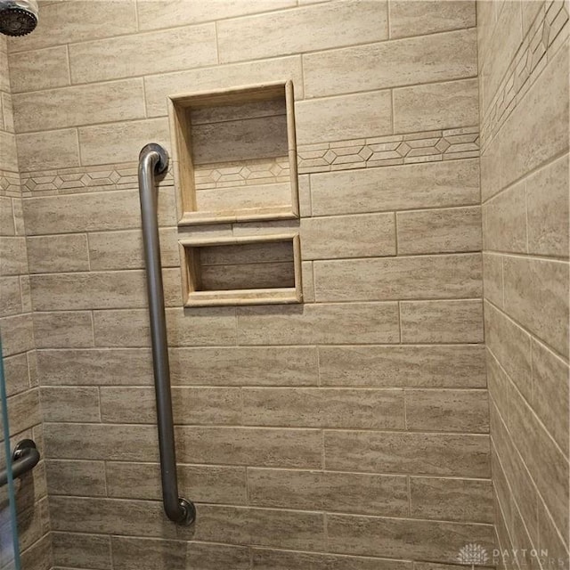 details featuring tiled shower