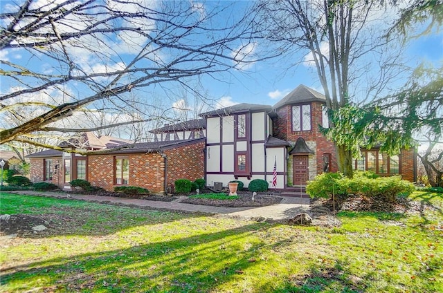 view of front facade featuring a front lawn