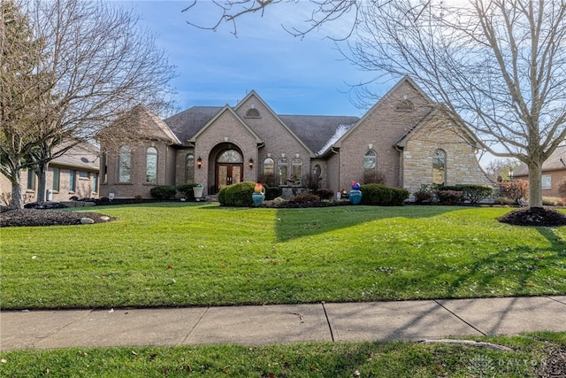 view of front of house featuring a front lawn