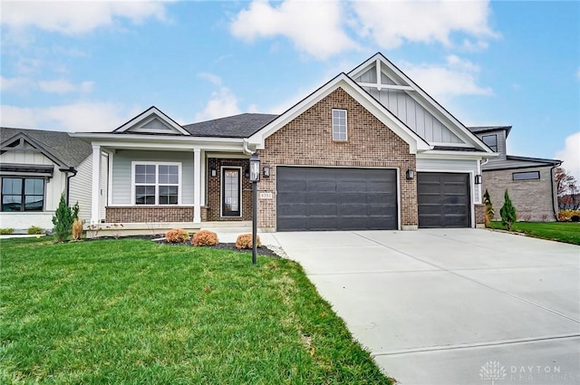 craftsman-style house featuring a front yard