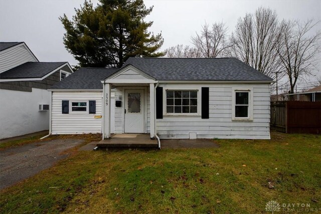 view of front of house featuring a front lawn