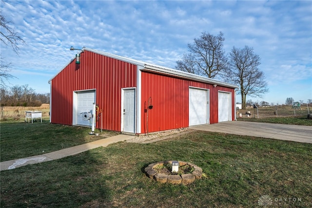 view of outdoor structure featuring a garage and a yard