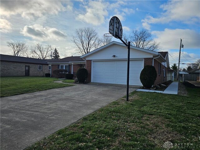 single story home featuring a front lawn