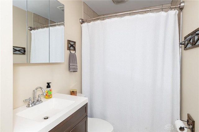 full bath featuring visible vents, curtained shower, vanity, and toilet