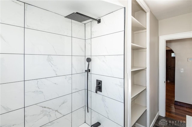 bathroom featuring a tile shower