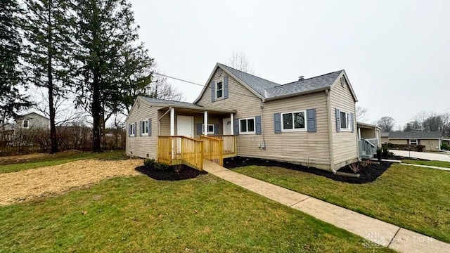 view of front facade featuring a front lawn