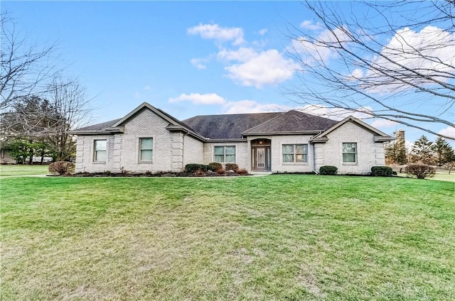 view of front of house featuring a front lawn