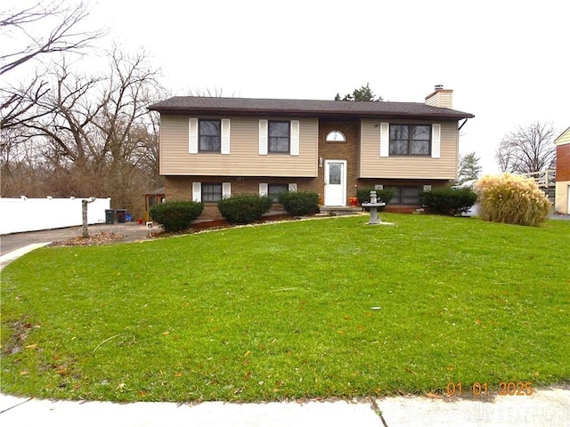 bi-level home featuring a front lawn