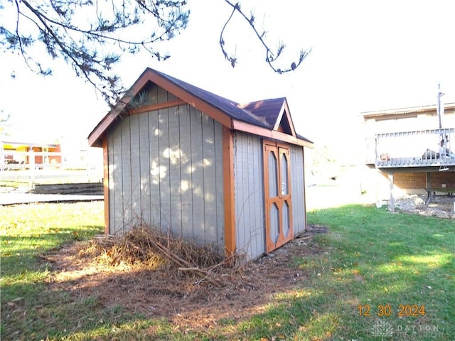 view of outdoor structure featuring a yard