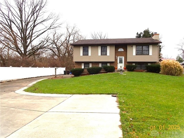 bi-level home featuring a front yard