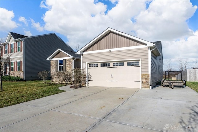 craftsman house featuring a front lawn and a garage