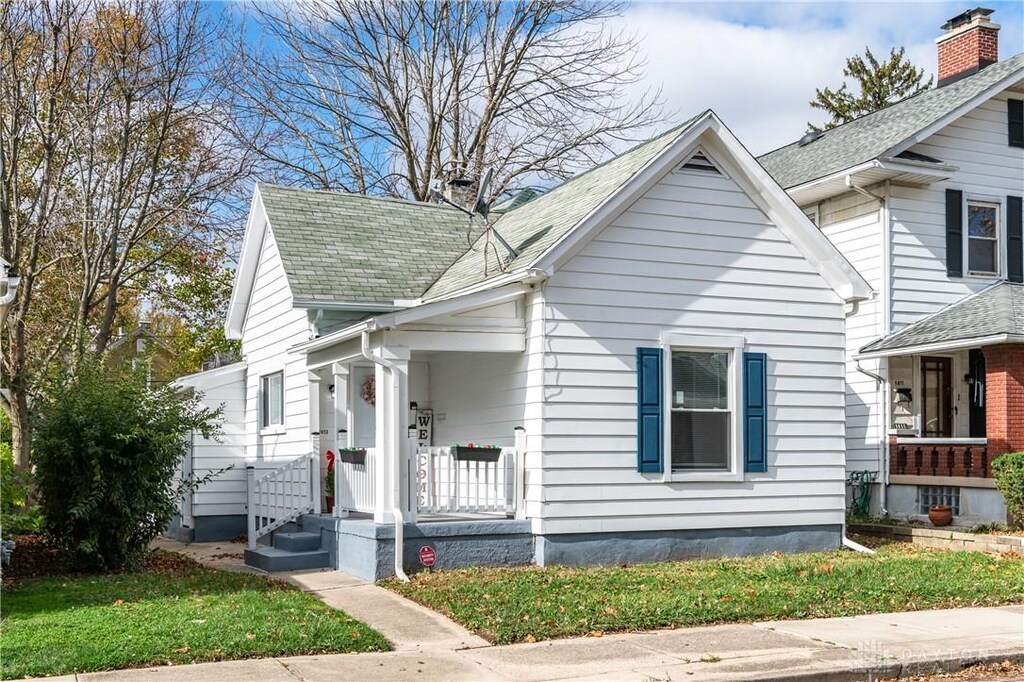 view of front of property with a porch