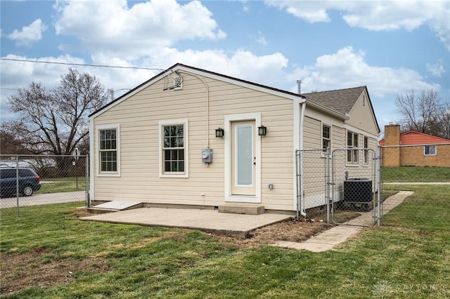 view of front of house featuring central AC unit and a front yard