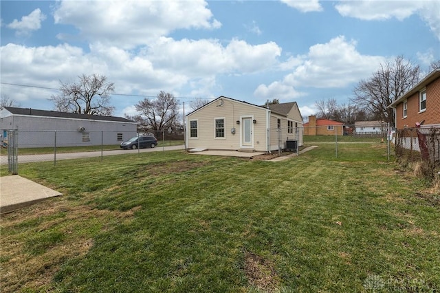 view of yard featuring a patio area