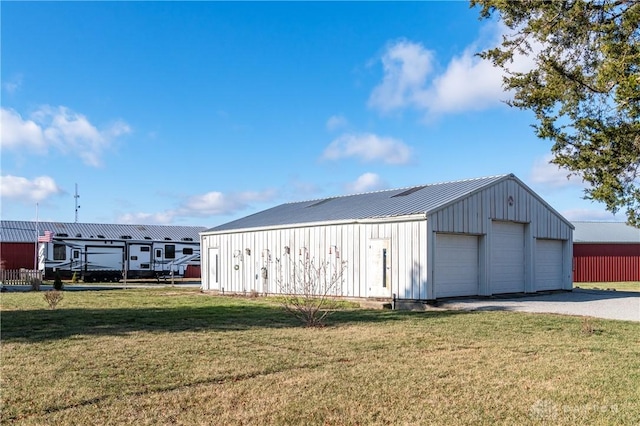 view of outdoor structure featuring a garage and a yard