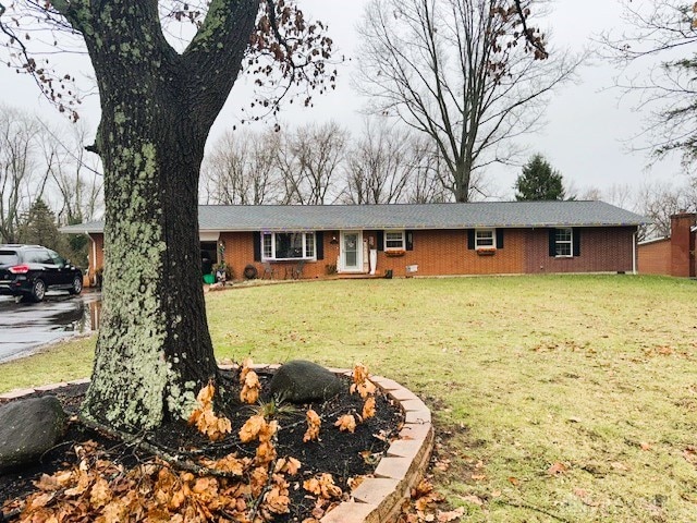 ranch-style home with a front yard