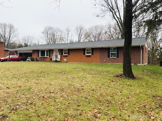 ranch-style home featuring a front lawn