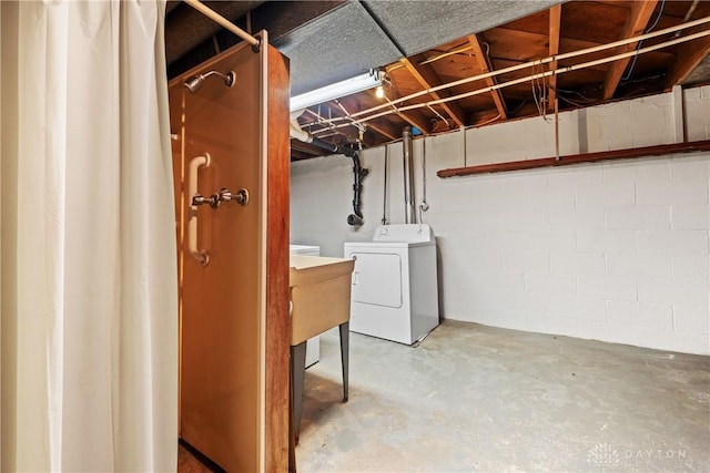 basement featuring washer and clothes dryer