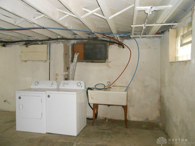 laundry room with sink and independent washer and dryer