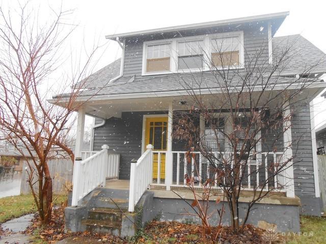 view of front of property featuring covered porch