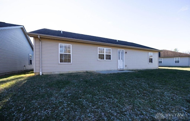 back of house featuring a lawn