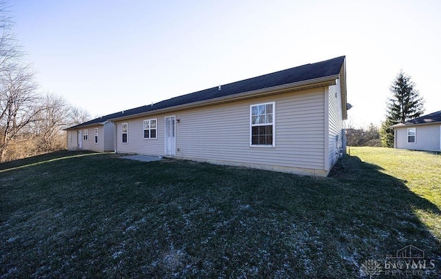 back of house featuring a lawn