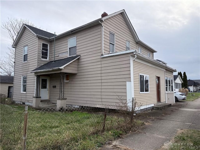 view of front of property featuring a front yard