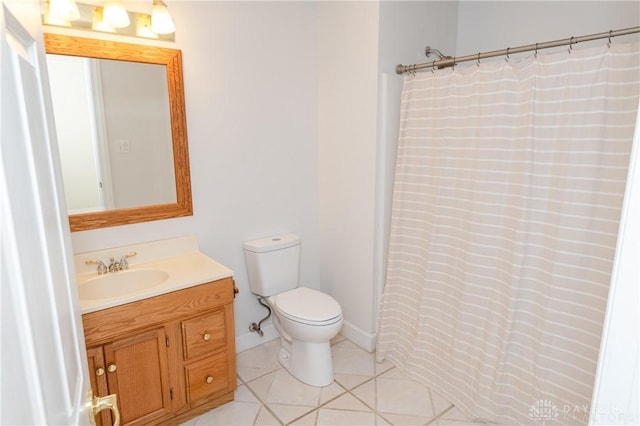 full bathroom featuring tile patterned floors, a shower with curtain, toilet, and vanity