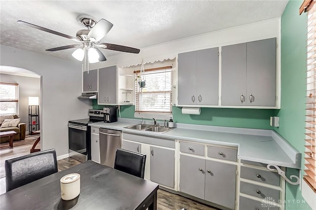 kitchen featuring ceiling fan, sink, dark wood-type flooring, gray cabinets, and appliances with stainless steel finishes