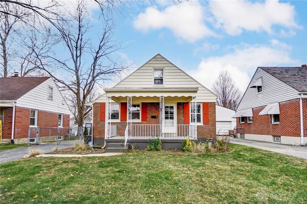 bungalow featuring a front yard