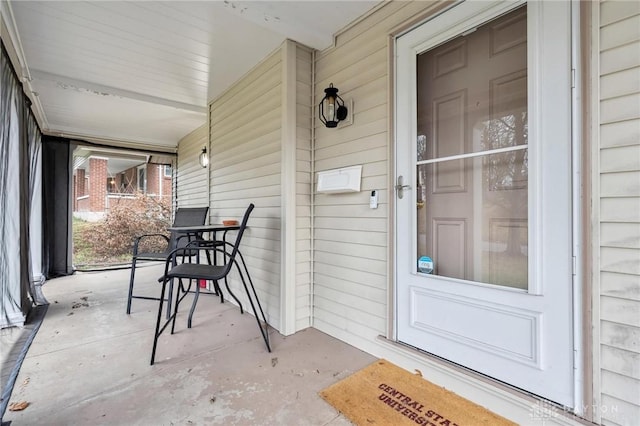 property entrance featuring a porch