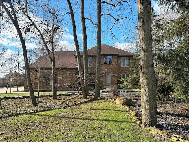 view of front facade with a front lawn