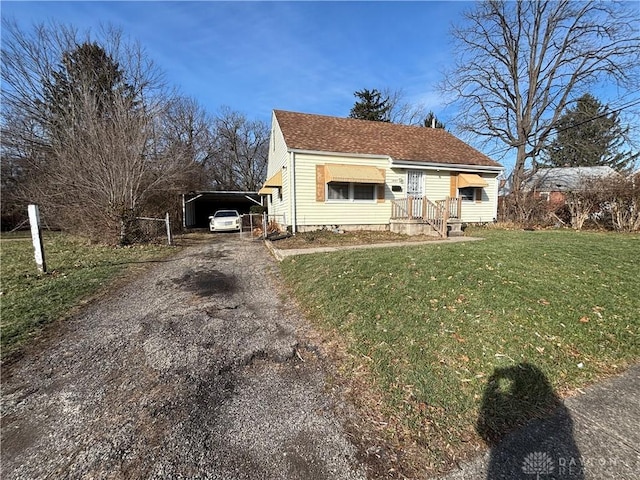 view of front of house with a carport and a front yard