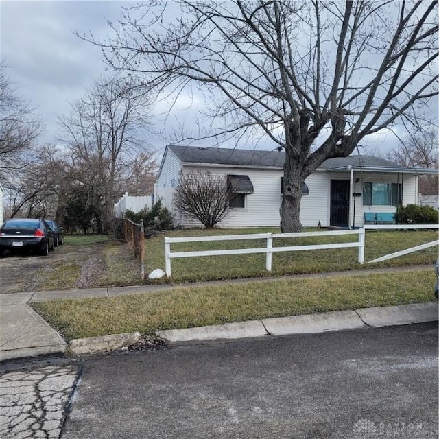 view of front of property featuring a front yard