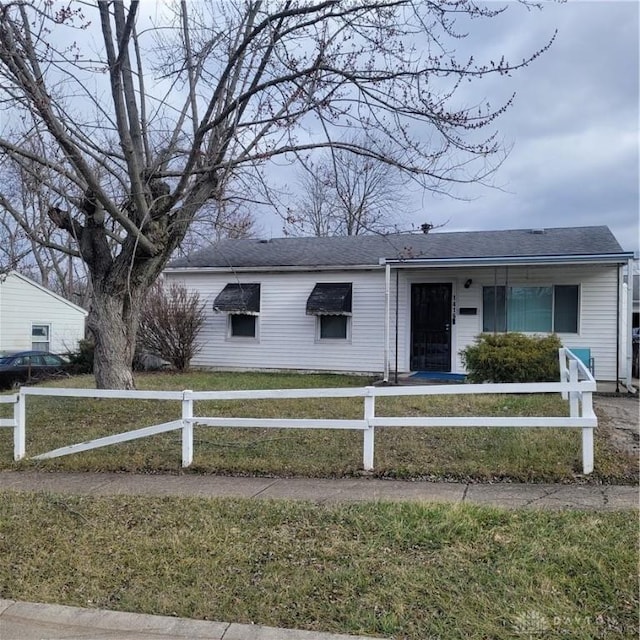 single story home with a front yard