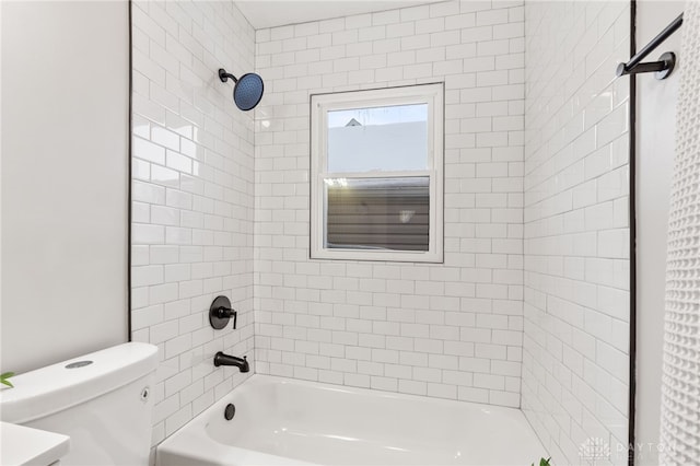 bathroom featuring tiled shower / bath combo