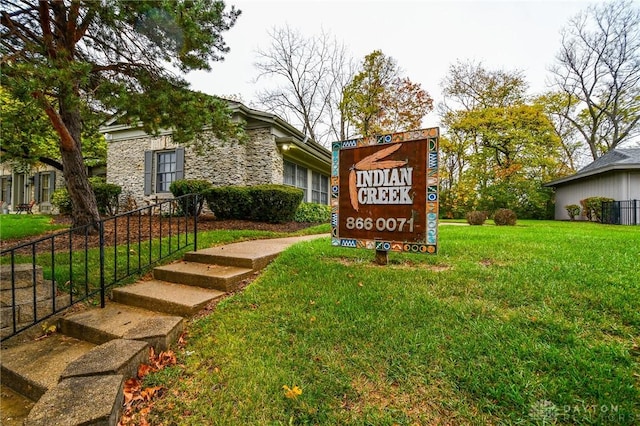 community / neighborhood sign featuring a lawn