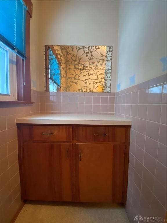 bathroom featuring tile walls