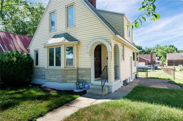 view of front of property with a front lawn