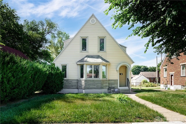 view of front of property with a front yard