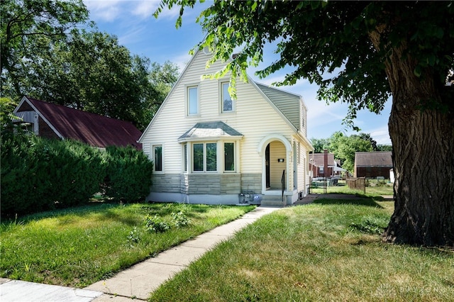 view of front of home featuring a front yard