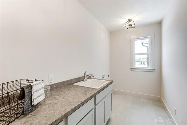 bathroom featuring sink