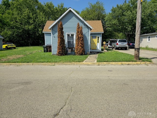 view of front facade featuring a front lawn