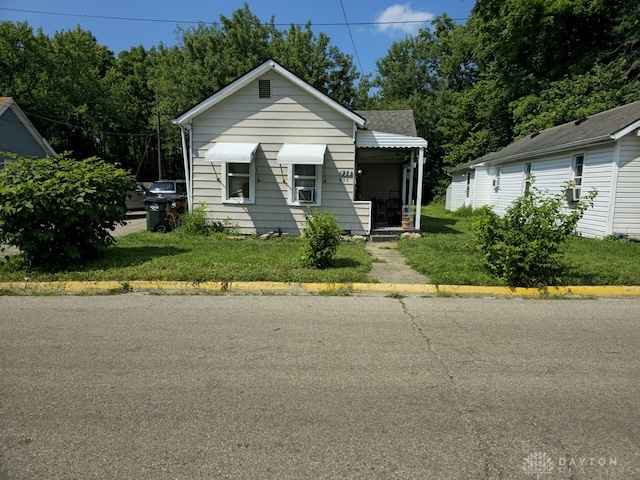 bungalow featuring a front lawn