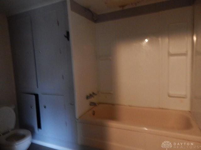 full bathroom featuring toilet and washtub / shower combination